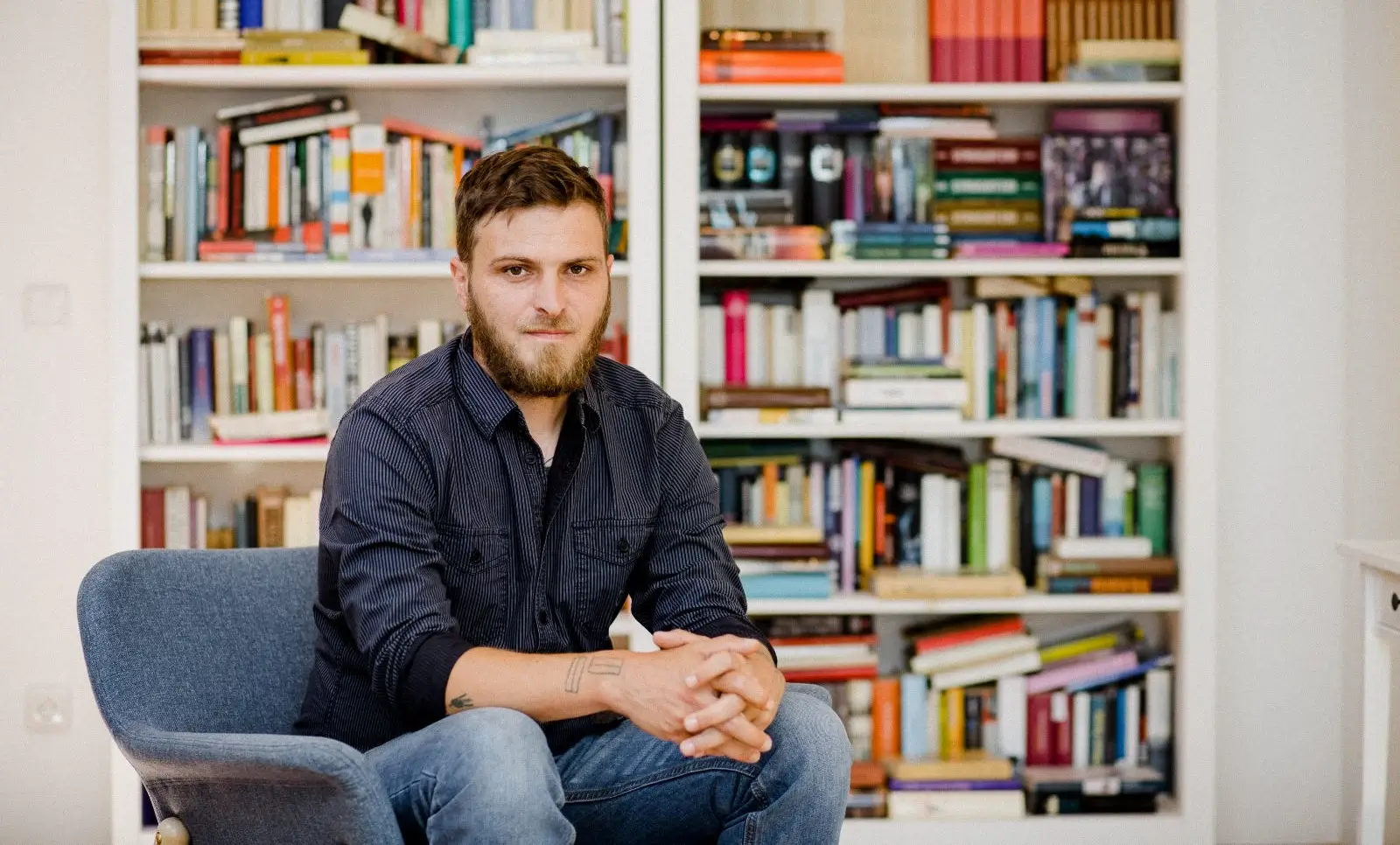 Gabriel Floß, Experte für psychologische Beratung und Aufstellungsarbeit – begleitet Menschen in Beziehungsfragen mit Feingefühl und Klarheit.