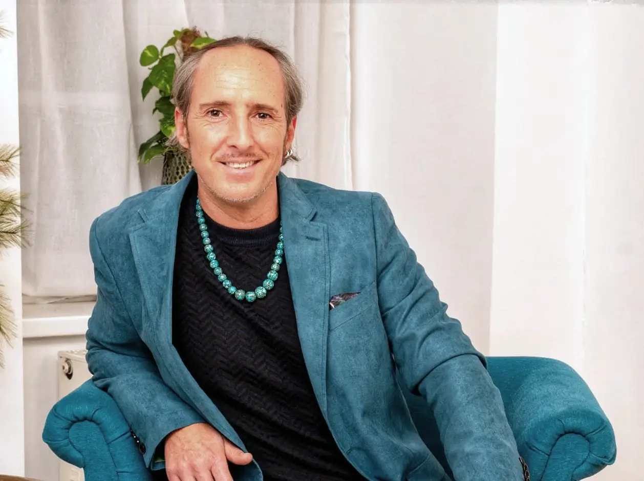 Gernot Mayer, Experte in Psychologie und Kommunikation – unterstützt Menschen dabei, ihre Potenziale zu entfalten und neue Perspektiven zu gewinnen.